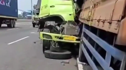 Kecelakaan Maut di Tol JORR KM 56: Truk Boks Lagi Ganti Ban Dihantam Tractor Head, 2 Tewas!