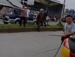 Oknum Polisi Ngamuk Bawa Samurai Cari Anggota DPR, Berakhir Roboh Dihantam Mobil Patroli