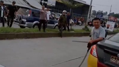 Oknum Polisi Ngamuk Bawa Samurai Cari Anggota DPR, Berakhir Roboh Dihantam Mobil Patroli