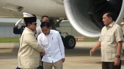 Pulang dari Perancis Naik Garuda-1, Prabowo Langsung Gelar Rapat Kilat di Samping Pesawat