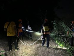 Akses Pulang Tertutup Air Laut, 2 Bule Rusia Terperangkap di Tebing Curam Badung