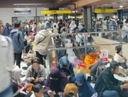 KRL Green Line Alami kendala Akibat Percikan Api, Penumpang Menumpuk di Tanah Abang