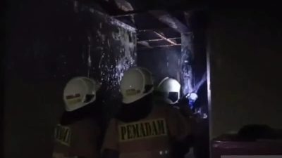 Anak difabel berhasil selamat dalam kebakaran di Cengkareng   Foto  :  Antara foto   ABNnews–Seorang anak difabel berhasil diselamatkan dari kebakaran berkat reaksi cepat warga yang melanda rumah di Jalan Bojong Raya RT 11/RW 04, Kelurahan Rawa Buaya, Kecamatan Cengkareng, Jakarta Barat, pada Rabu malam.    Ketua RT 11, Yahya mengatakan, awalnya ibu anak itu keluar rumah untuk bertemu anaknya yang pertama, sementara anaknya yang masih kecil ditinggalkan di dalam rumah.   “Jadi ibunya lagi keluar rumah, mungkin jemput anaknya yang pertama yang lagi sekolah. Terus anak ini tinggal di rumah,” kata Yahya kepada wartawan di lokasi, Rabu (13/5/2026), dilansir dari Antara.    Tak lama setelah rumah ditinggalkan, kobaran api muncul dan dengan cepat membesar.   Warga sekitar mengetahui adanya anak kecil di dalam rumah langsung berupaya melakukan penyelamatan dengan mendobrak pintu rumah yang terbakar.   Upaya tersebut berhasil menyelamatkan anak difabel berusia sekitar lima tahun dari dalam kamar rumah yang terbakar.   “Warga langsung dobrak masuk evakuasi anak itu dari dalam kamar, umurnya lima atau enam tahun gitu,” kata Yahya.   Berdasarkan informasi yang Yahya ketahui, kebakaran itu berasal dari korsleting listrik.   “Terus info yang saya dapat, (awal kebakaran) dari korsleting listrik ya, korsleting,” kata Yahya.   Adapun, Petugas Suku Dinas Penanggulangan Kebakaran dan Penyelamatan Jakarta Barat yang tiba di lokasi berhasil memadamkan api sekitar 20 menit kemudian dengan mengerahkan lima unit mobil pemadam kebakaran.   Kendati tidak ada korban jiwa maupun luka, insiden itu tetap menimbulkan kerugian material bagi pemilik rumah.Nadzar Lendi