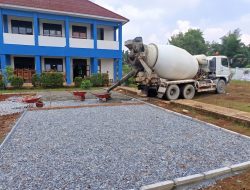WIKA Beton Pasang Beton Porous di SMPN 4 Gunung Putri Bogor