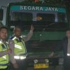 Satlantas tindak dua truk yang melawan arah di Cilincing Jakut