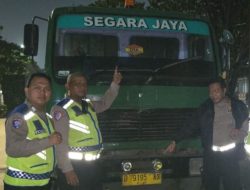 Satlantas tindak dua truk yang melawan arah di Cilincing Jakut