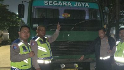 Satlantas tindak dua truk yang melawan arah di Cilincing Jakut