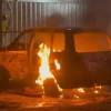 Minibus terbakar di Kembangan Jakbar, petugas temukan jeriken berisi bensin