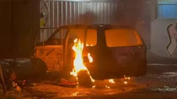 Minibus terbakar di Kembangan Jakbar, petugas temukan jeriken berisi bensin