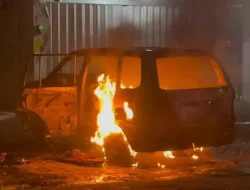 Minibus terbakar di Kembangan Jakbar, petugas temukan jeriken berisi bensin