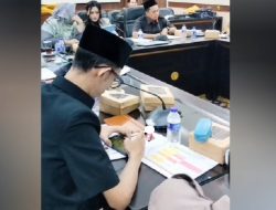 Miris! Anggota DPRD Jember Kepergok Main Gim Sambil ‘Nyebat’ saat Rapat Stunting