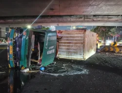 Truk Kontainer Terguling di Kolong Flyover Tomang, Sopir Sebut Gegara “Gas Kabur”