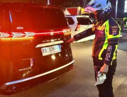 Gaya-gayaan Pakai Pelat Palsu Mirip Pejabat RI, Mobil Listrik BYD Denza Disetop Polisi di Cikupa