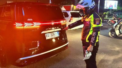 Gaya-gayaan Pakai Pelat Palsu Mirip Pejabat RI, Mobil Listrik BYD Denza Disetop Polisi di Cikupa