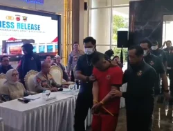 Konferensi Pers Memanas, Awak Media Kecam Aksi Brutal Taufik Hidayat Penyekap Wanita di Bandung