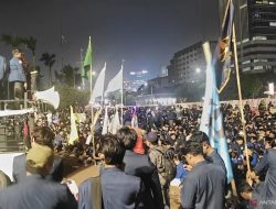 Mahasiswa Trisakti Bertahan di Depan Gedung DPR/MPR Sampaikan Pendapat