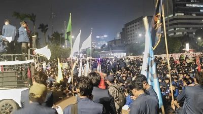 Mahasiswa Trisakti Bertahan di Depan Gedung DPR/MPR Sampaikan Pendapat