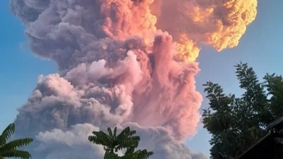 Gunung Lewotobi Laki-Laki Meletus Dahsyat, Kolom Abu 2.000 Meter Tutup Dua Bandara!