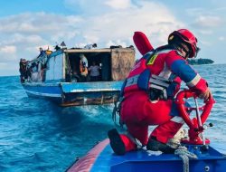 Kelebihan Muatan, 26 Penumpang Kapal Dievakuasi ke Pulau Panggang