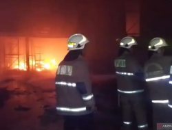 Puluhan Personel Gulkarmat Jaktim Padamkan Kebakaran Gudang di Cakung