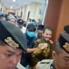 Pakai Baju Tahanan Oranye, Roy Suryo Teriak Takbir Saat Keluar dari RS Polri