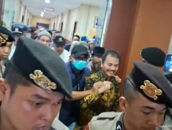Pakai Baju Tahanan Oranye, Roy Suryo Teriak Takbir Saat Keluar dari RS Polri