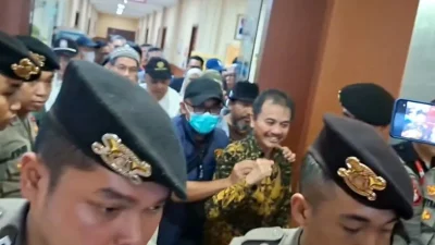 Pakai Baju Tahanan Oranye, Roy Suryo Teriak Takbir Saat Keluar dari RS Polri