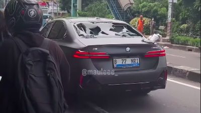 Sempat Diamuk Massa Usai Tabrak Ojol, Kasus Mobil Listrik BMW B 77 NRI Berakhir Damai