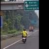 Viral Bule Georgia Nekat Masuk Tol Pasteur Pakai Motor, Alasan di Baliknya Bikin Tepok Jidat!