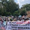 Aksi Serba Putih di Patung Kuda, 10 Ribu Massa Minta Program MBG Prabowo Terus Berlanjut