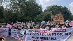 Aksi Serba Putih di Patung Kuda, 10 Ribu Massa Minta Program MBG Prabowo Terus Berlanjut
