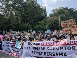 Aksi Serba Putih di Patung Kuda, 10 Ribu Massa Minta Program MBG Prabowo Terus Berlanjut