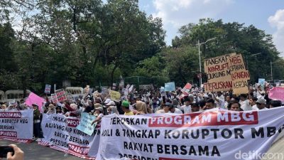 Aksi Serba Putih di Patung Kuda, 10 Ribu Massa Minta Program MBG Prabowo Terus Berlanjut