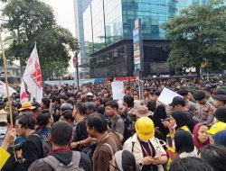 Massa Aksi Kepung Bundaran HI, Lalin Sudirman Arah Monas Macet Total