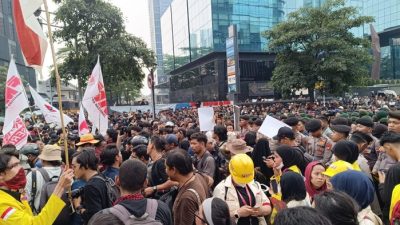 Massa Aksi Kepung Bundaran HI, Lalin Sudirman Arah Monas Macet Total