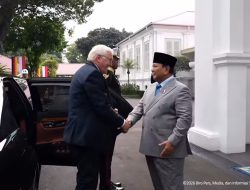Momen Prabowo Peluk Hangat Presiden Jerman Saat Sambut di Istana Merdeka
