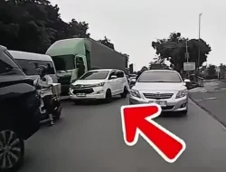 Detik-detik Menegangkan Istri Kejar Truk Boks yang Bawa Suaminya Gelantungan Masuk Tol Cibubur