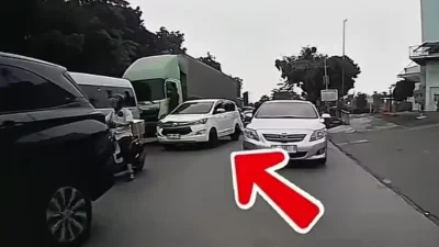 Detik-detik Menegangkan Istri Kejar Truk Boks yang Bawa Suaminya Gelantungan Masuk Tol Cibubur