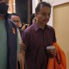 Resmi Ditahan, Begini Penampakan Roy Suryo Tenteng Baju Oranye Sambil Bawa Es Teh!