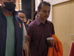 Resmi Ditahan, Begini Penampakan Roy Suryo Tenteng Baju Oranye Sambil Bawa Es Teh!