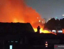 Kebakaran Landa Permukiman Warga di Palmerah Jakbar