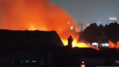 Kebakaran Landa Permukiman Warga di Palmerah Jakbar