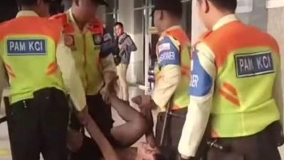 Sudinsos Jakbar Amankan Pria yang Diduga ODGJ di Stasiun Duri