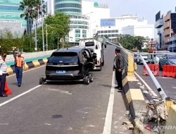 Polisi Selidiki Tabrak Lari Mobil Listrik yang Robohkan PJU Antasari