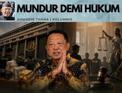 Mundur Demi Hukum