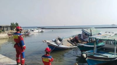 Gulkarmat Evakuasi Kapal Karam di Perairan Pulau Pari