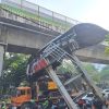 Lalu Lintas Macet akibat Truk Angkut Alat Berat tersangkut JPO Tendean