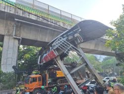 Lalu Lintas Macet akibat Truk Angkut Alat Berat tersangkut JPO Tendean