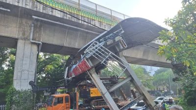 Lalu Lintas Macet akibat Truk Angkut Alat Berat tersangkut JPO Tendean