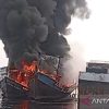 Gulkarmat Padamkan Kapal Terbakar saat Sandar di Dermaga Muara Angke